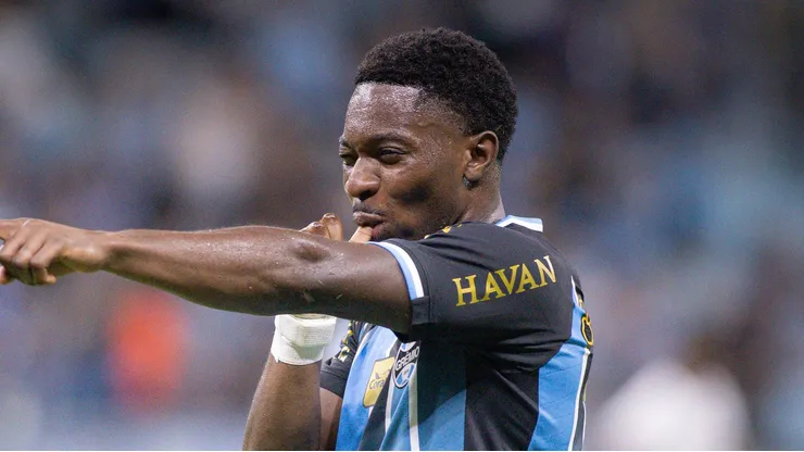 - Francis Amuzu jogador do Gremio comemora seu gol durante partida contra o Vitória