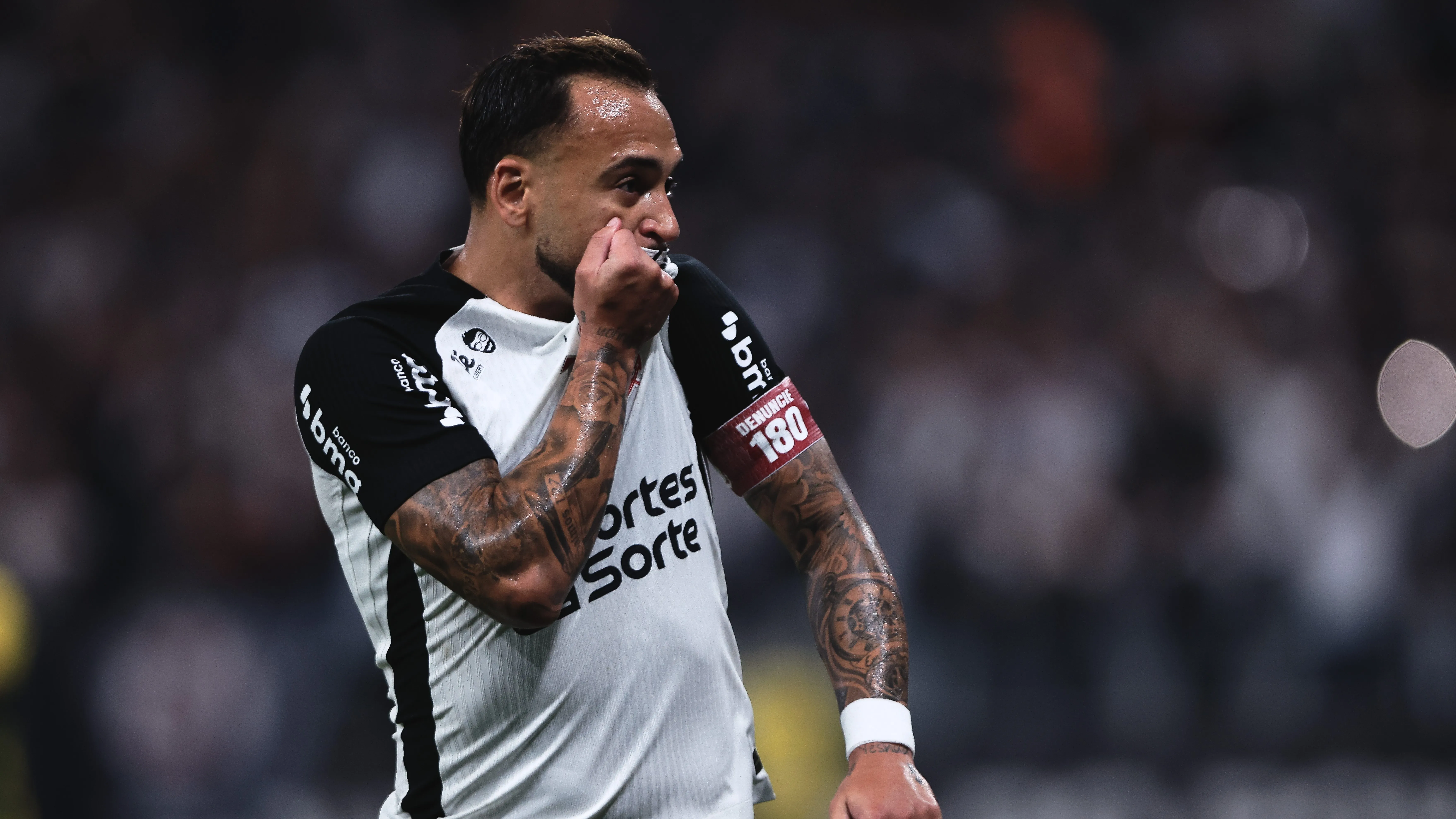 Maycon comemora seu gol durante partida contra o Mirassol no estadio Arena Corinthians pelo campeonato Brasileiro A 2025. Foto: Ettore Chiereguini/AGIF