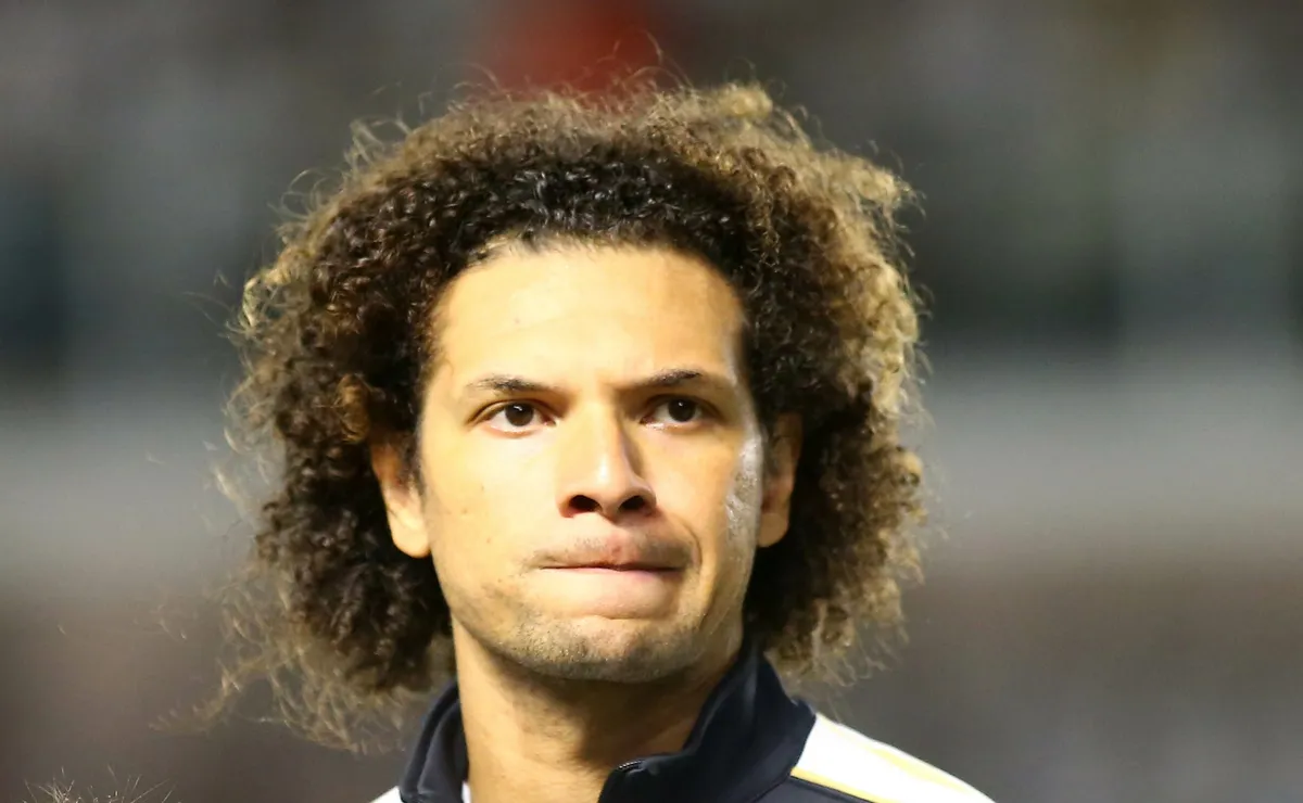 Arão perde vaga no meio de campo com técnico Cuca e pode acabar sendo barrado no Santos