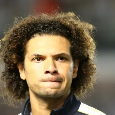 Arão perde vaga no meio de campo com técnico Cuca