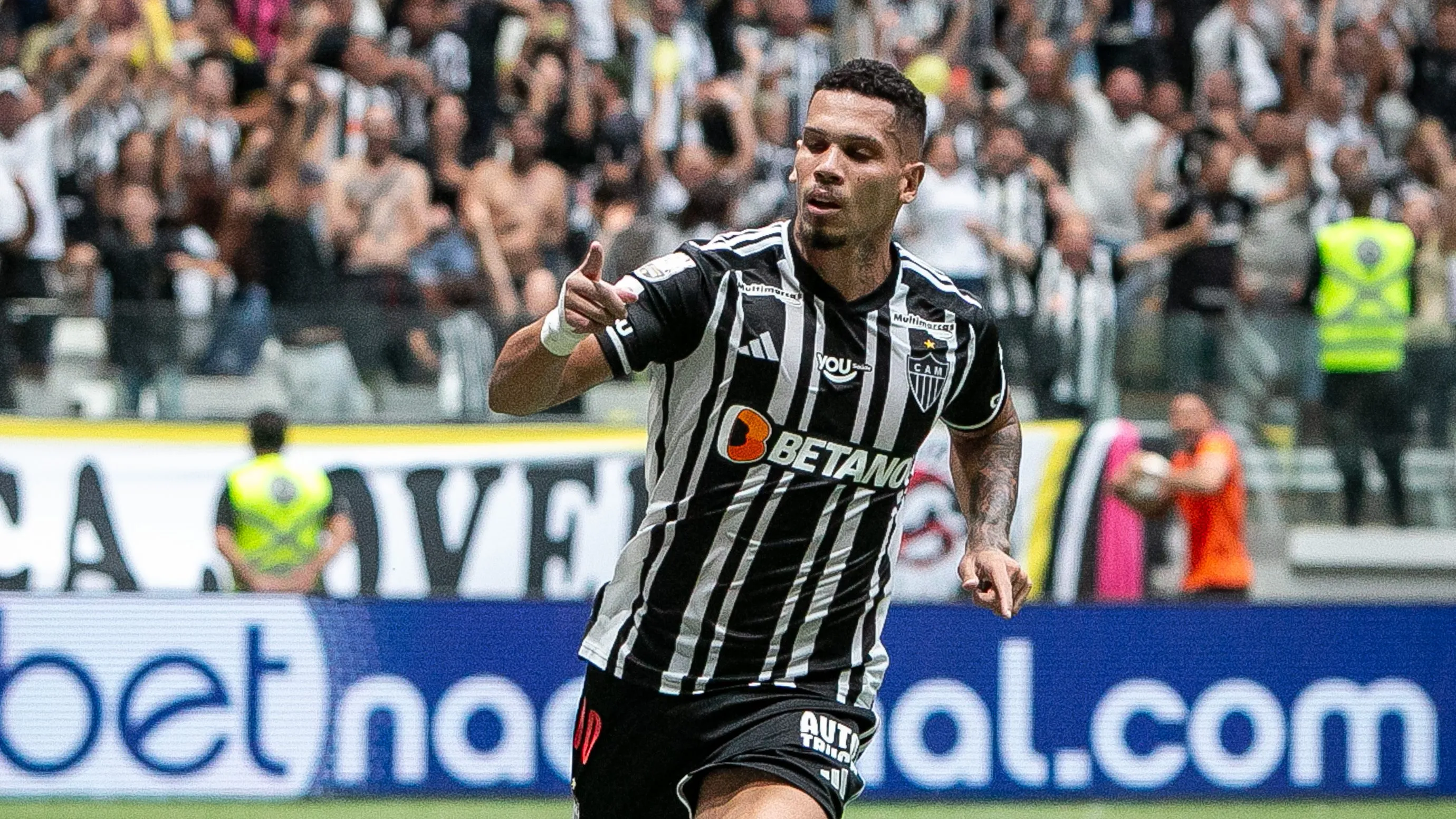 Paulinho comemora gol pelo Galo – Foto: Fernando Moreno/AGIF