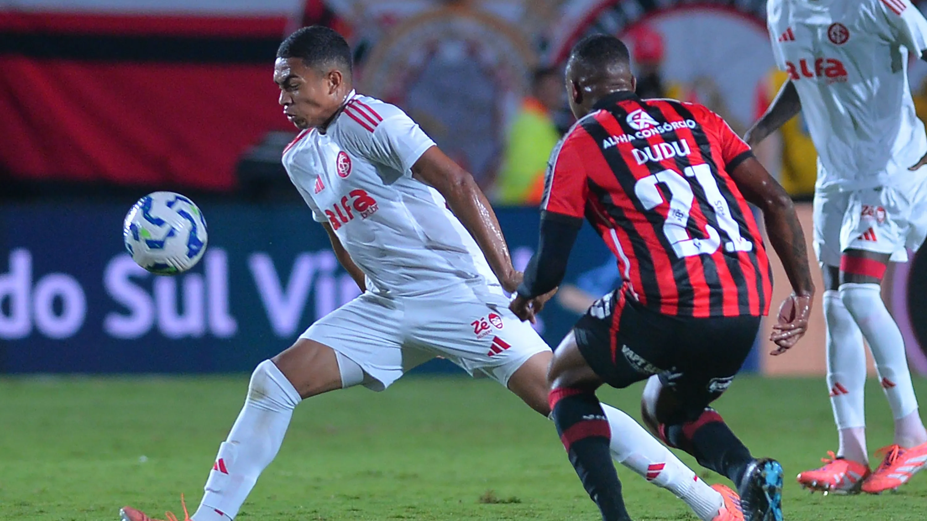 Gustavo Prado em ação pelo Colorado – Foto: Walmir Cirne/AGIF