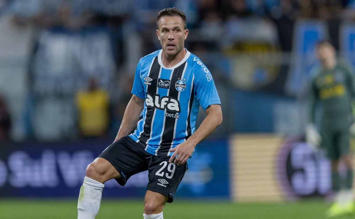 Arthur tem contrato até junho e Grêmio ainda tem muita preocupação com renovações de Pavón, Amuzu e Carlos Vinícius