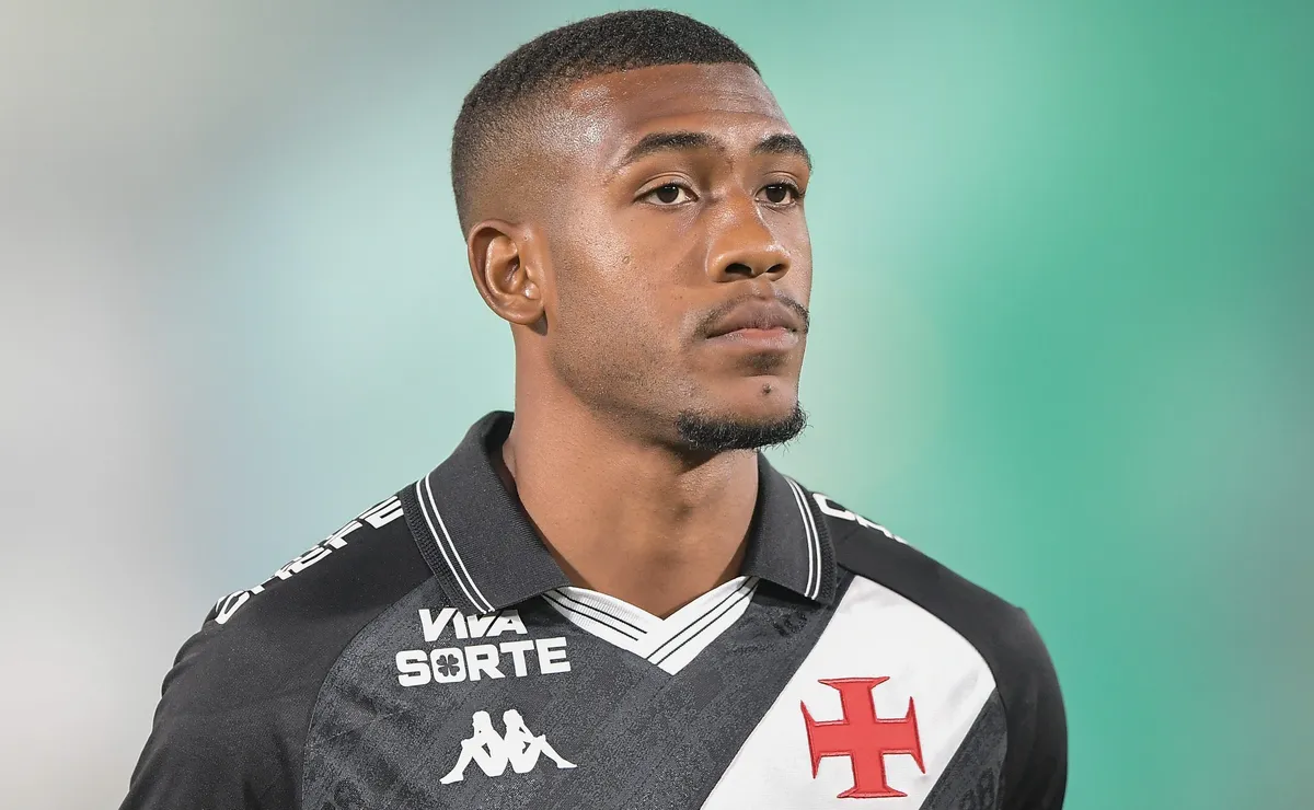 Rayan revela que segue acompanhando o Vasco mesmo com o fuso: “Faço questão de ver”