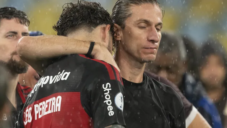 Filipe Luis consola Leo Pereira após partida contra o Lanus no estadio Maracana pela Recopa Sul-Americana 2026. Foto: Jorge Rodrigues/AGIF