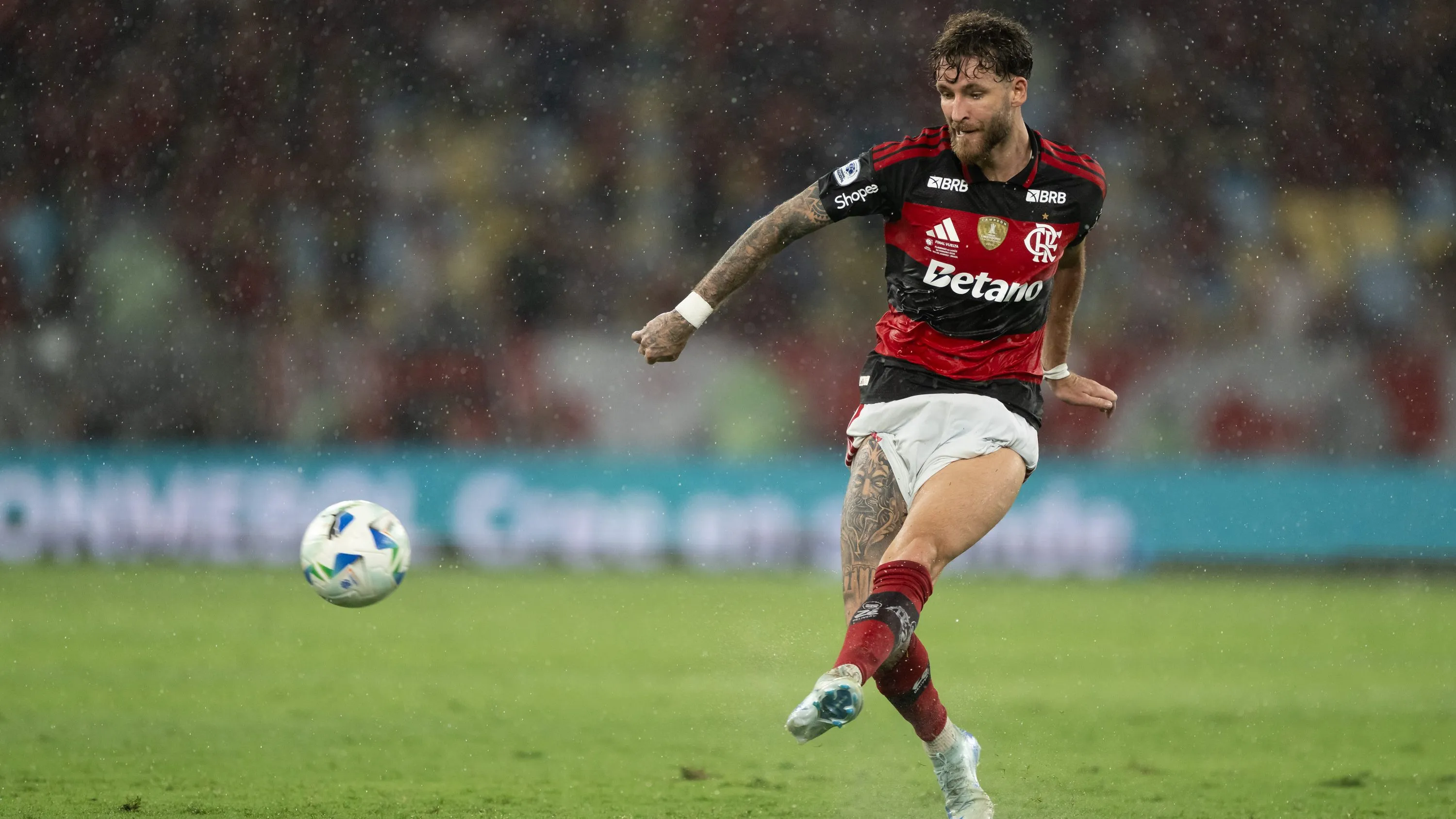 Filipe Luís em ação pelo Mengão – Foto: Jorge Rodrigues/AGIF