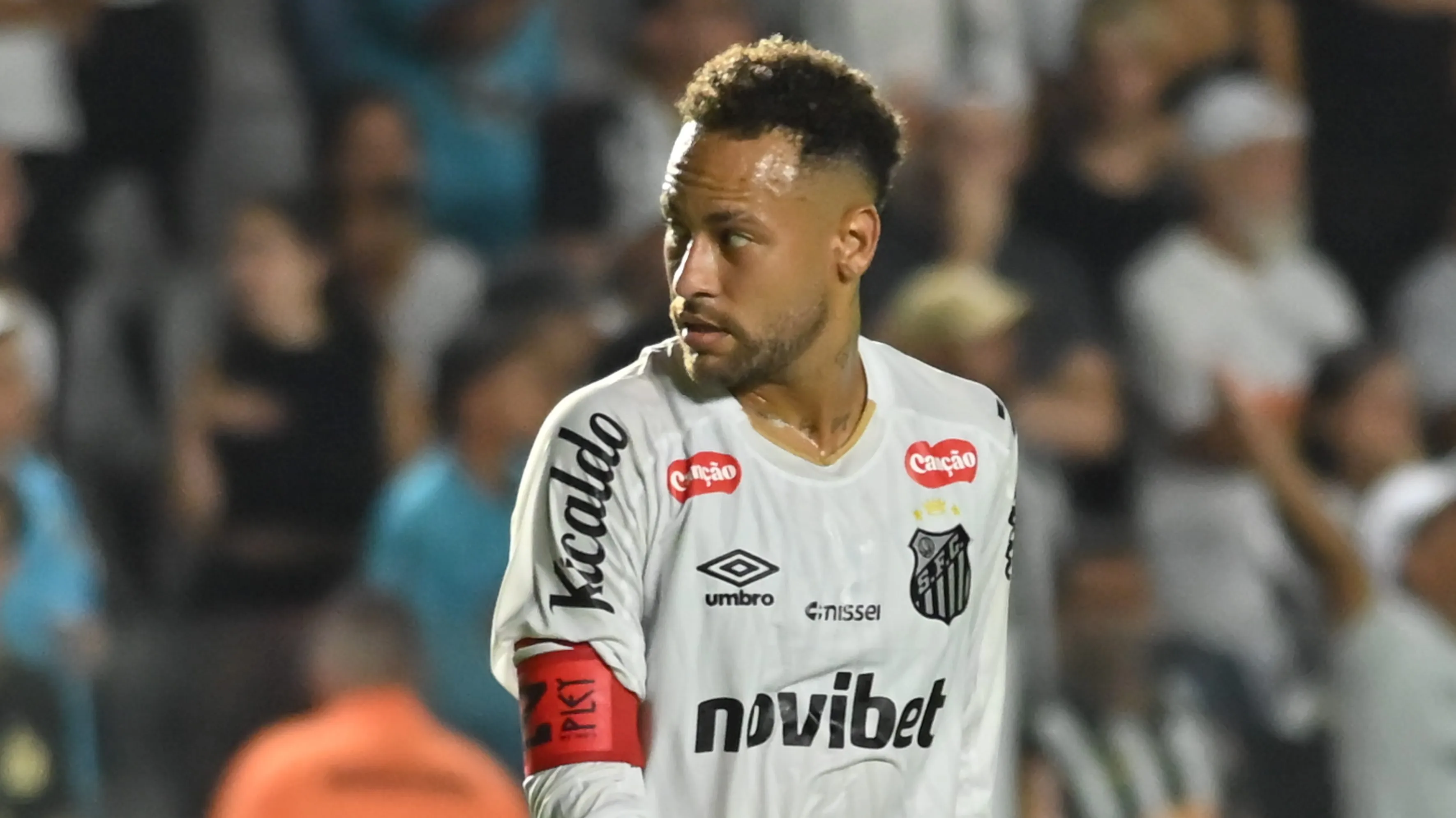 Neymar durante partida pelo Santos. Foto: Jota Erre/AGIF