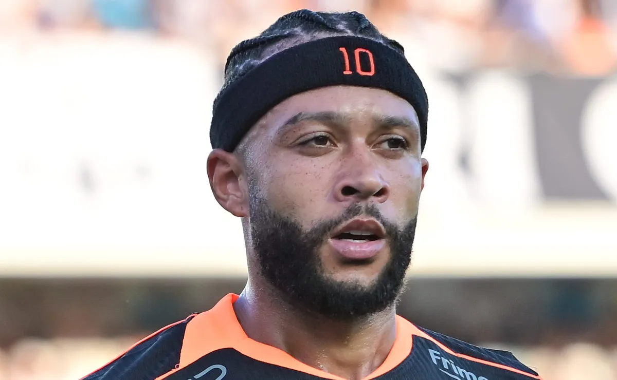 Memphis Depay se incomoda com departamento médico do Corinthians e quer tratar lesão na Holanda