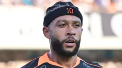 Depay em campo durante jogo contra o Santos.