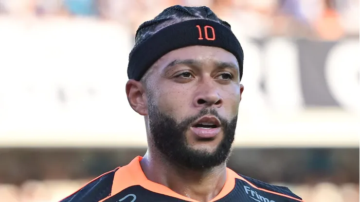 Depay em campo durante jogo contra o Santos.