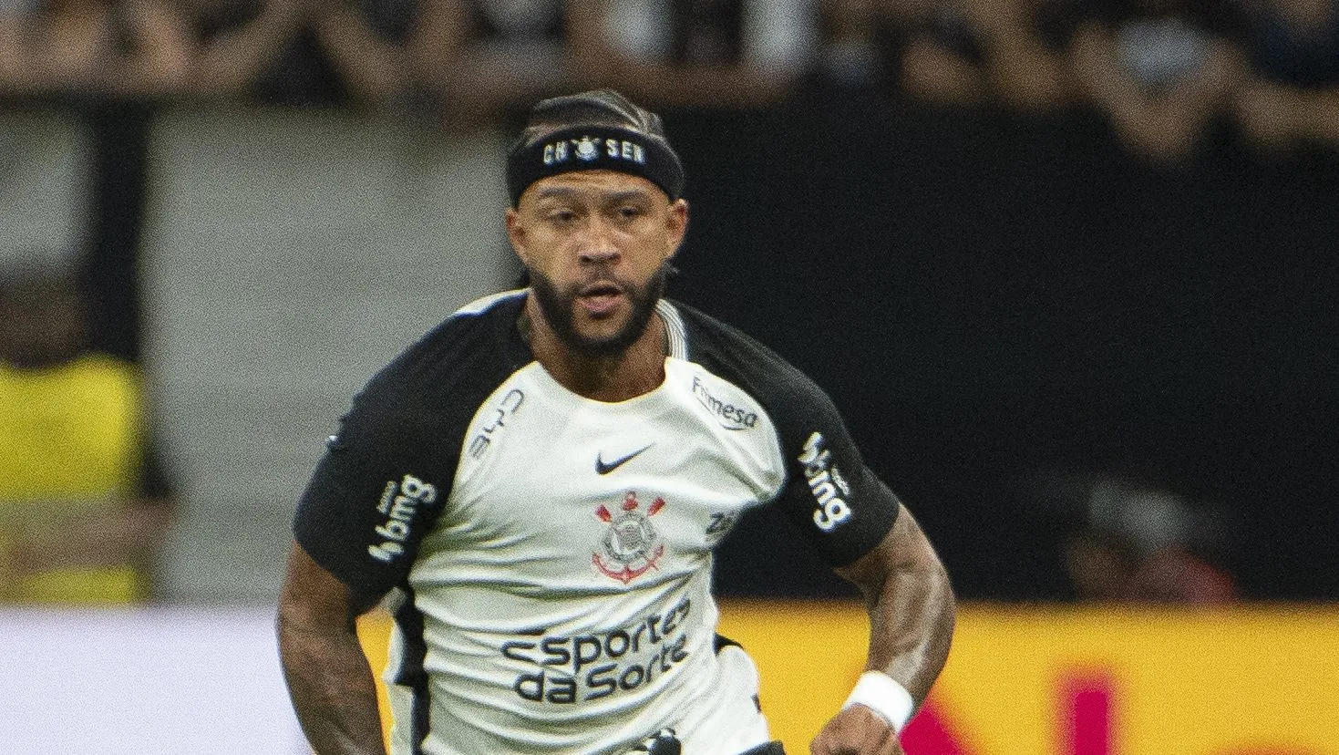 Foto: Anderson Romao/AGIF – Atacante holandês se lesionou durante jogo contra o Flamengo.