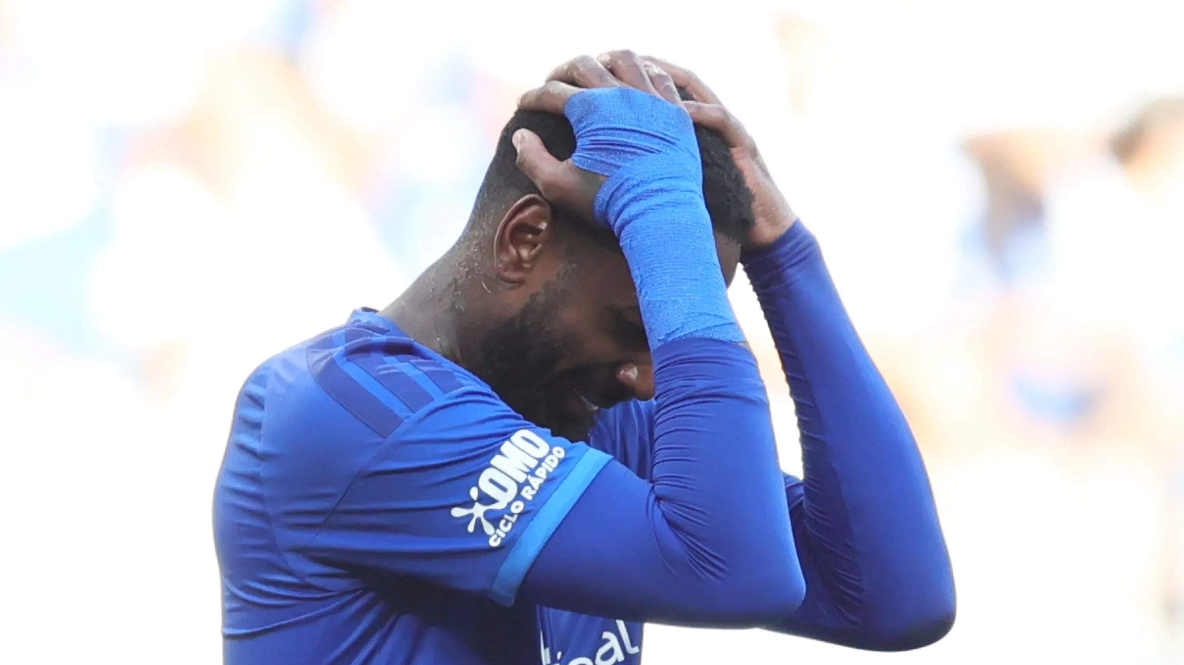 Gerson jogador do Cruzeiro lamenta durante partida contra o Santos no estadio Mineirao pelo campeonato Brasileiro A 2026. Foto: Gilson Lobo/AGIF