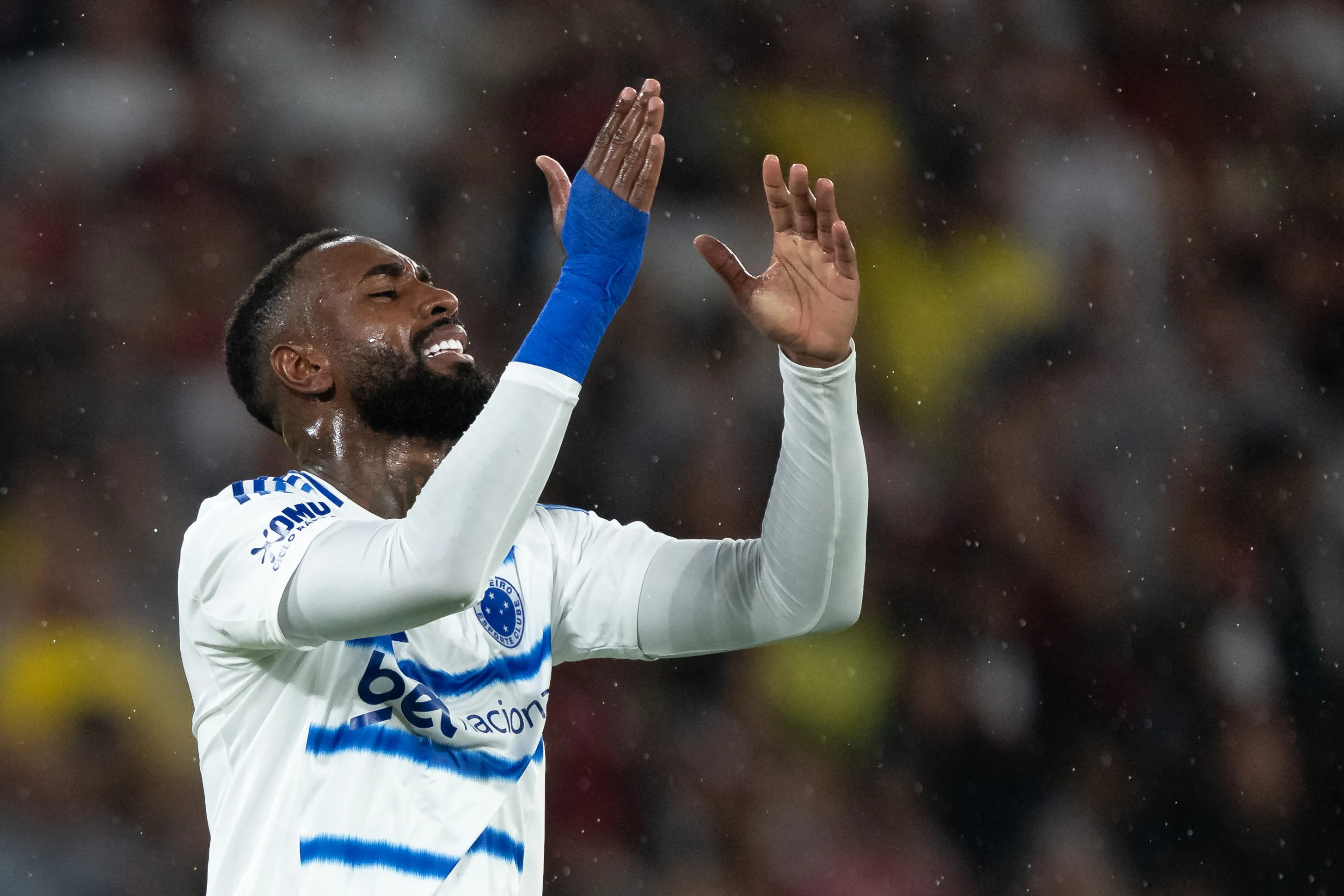 Gerson jogador do Cruzeiro lamenta durante partida contra o Flamengo no estadio Maracana pelo campeonato Brasileiro A 2026. Foto: Jorge Rodrigues/AGIF