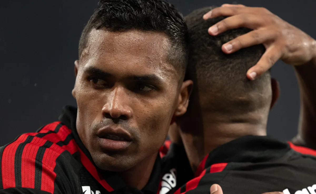 Flamengo tenta evitar saída de Alex Sandro para o exterior e trata renovação como prioridade