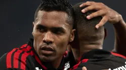 Alex Sandro comemorando gol ao lado de Samuel Lino.