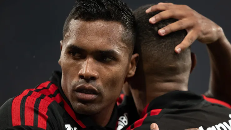 Alex Sandro comemorando gol ao lado de Samuel Lino.