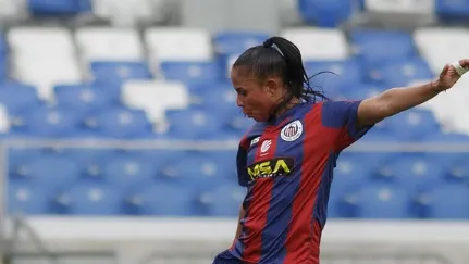 Beatriz Macedo, jogadora do Itabirito, em campo