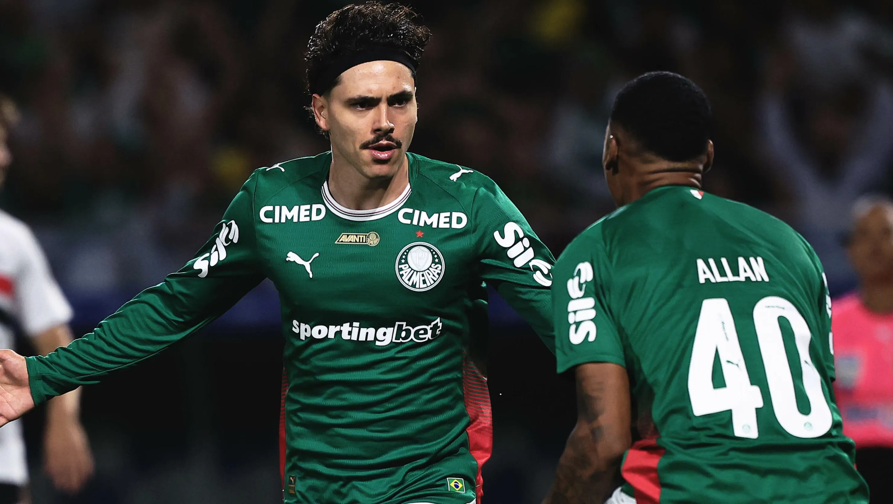 Foto: Ettore Chiereguini/AGIF – Meio-campista comemorando gol pelo Palmeiras ao lado de Allan