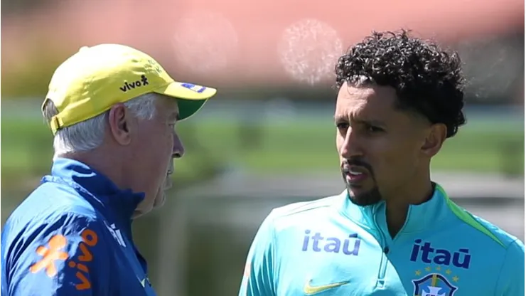 Marquinhos ao lado de Ancelotti durante treino.