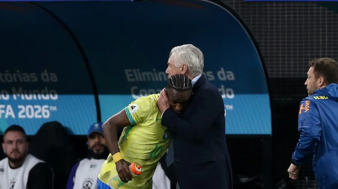 Foto: Marlon Costa/AGIF – Carleto cumprimentando Vini Jr em partida da Seleção.