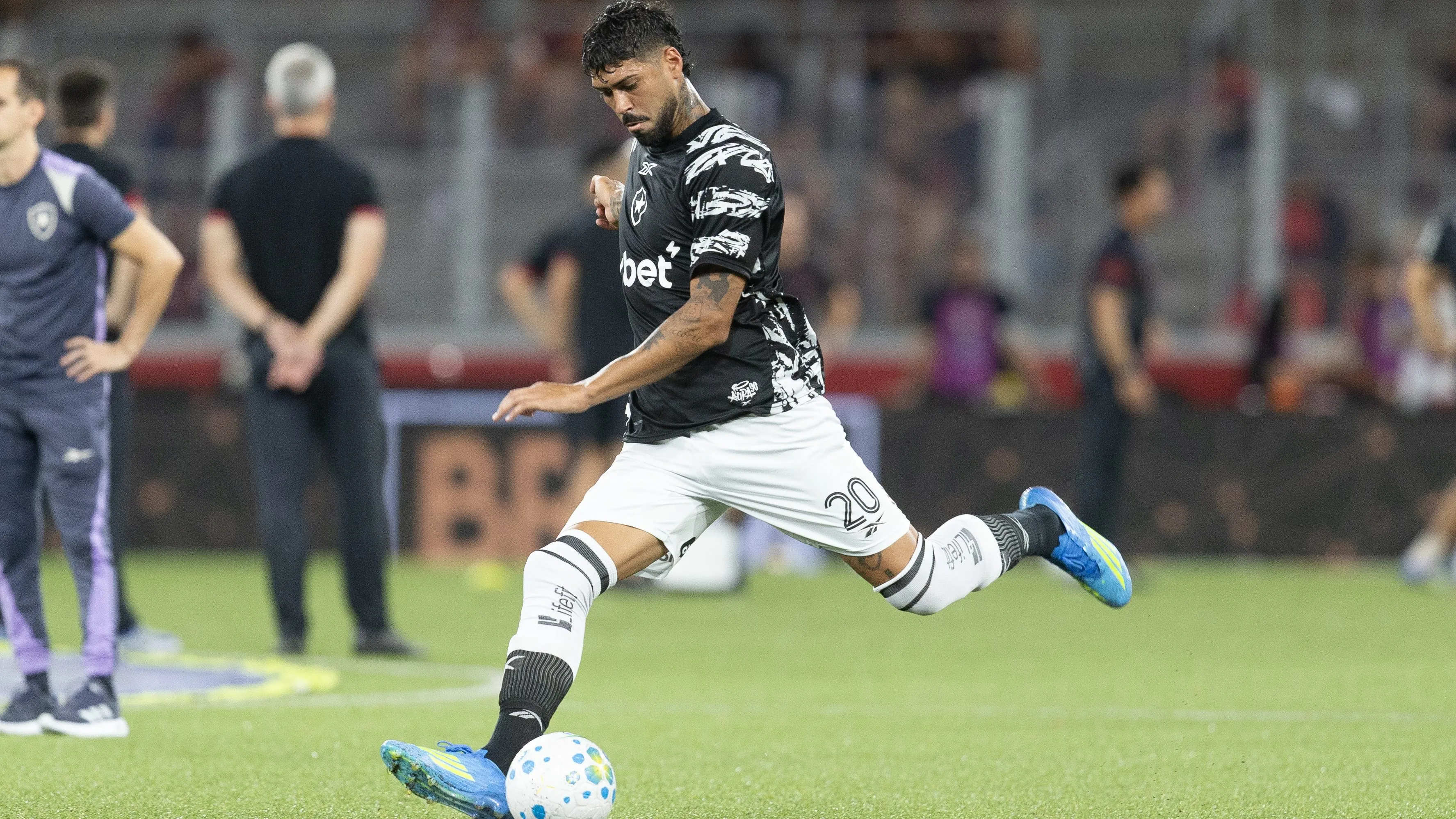 Barboza jogador do Botafogo durante aquecimento antes da partida contra o Athletico-PR no estadio Arena da Baixada pelo campeonato Brasileiro A 2026. Foto: Hedeson Alves/AGIF