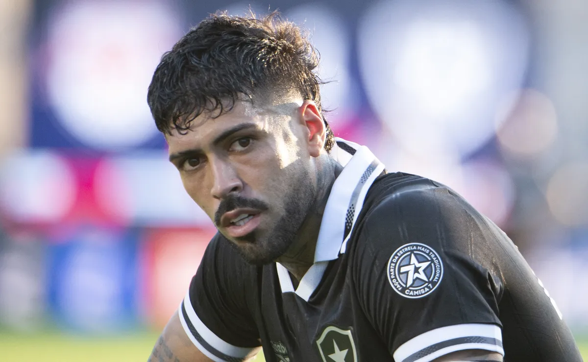 Alexander Barboza é suspenso após receber o terceiro amarelo e vira desfalque do Botafogo contra o Mirassol