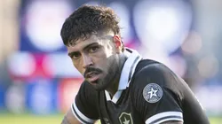 Alexander Barboza jogador do Botafogo comemora seu gol durante partida contra o Bragantino no estadio Cicero De Souza Marques pelo campeonato Brasileiro A 2026. Foto: Anderson Romao/AGIF