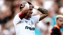 Neymar Jr jogador do Santos lamenta durante partida contra o Corinthians no estadio Vila Belmiro pelo campeonato Brasileiro A 2026. Foto: Marcello Zambrana/AGIF