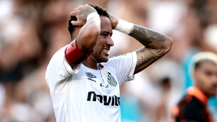 Neymar Jr jogador do Santos lamenta durante partida contra o Corinthians no estadio Vila Belmiro pelo campeonato Brasileiro A 2026. Foto: Marcello Zambrana/AGIF