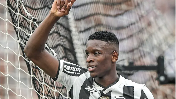 Luiz Henrique em campo pelo Botafogo.