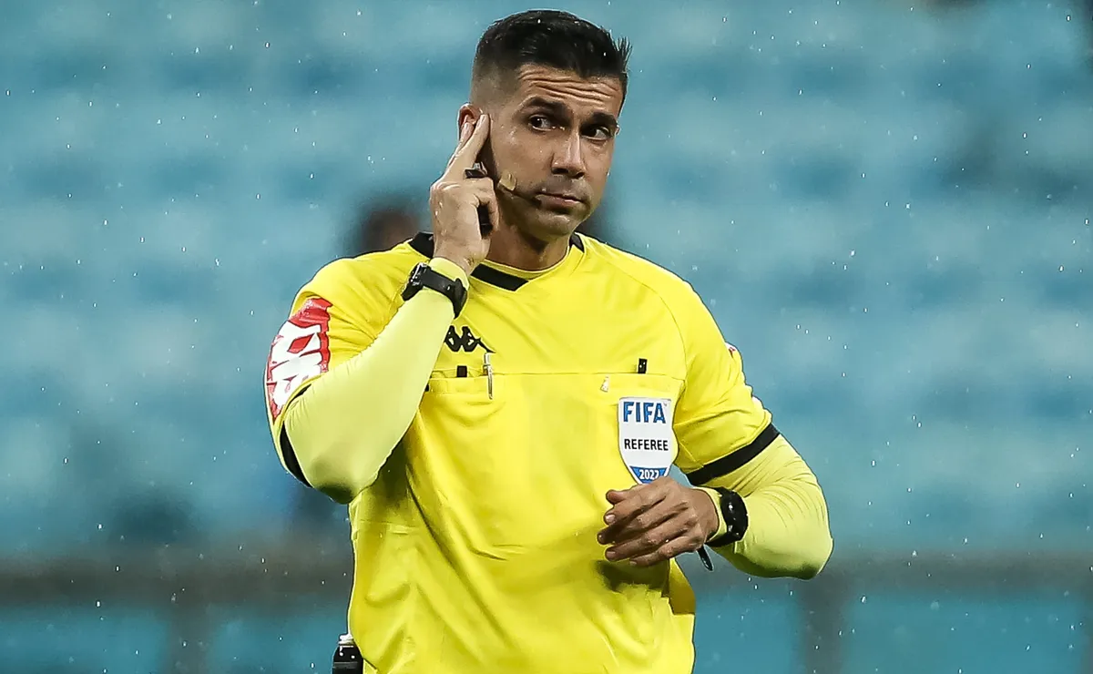 Arbitragem definida para Palmeiras x Grêmio em duelo que marca retomada do Brasileirão