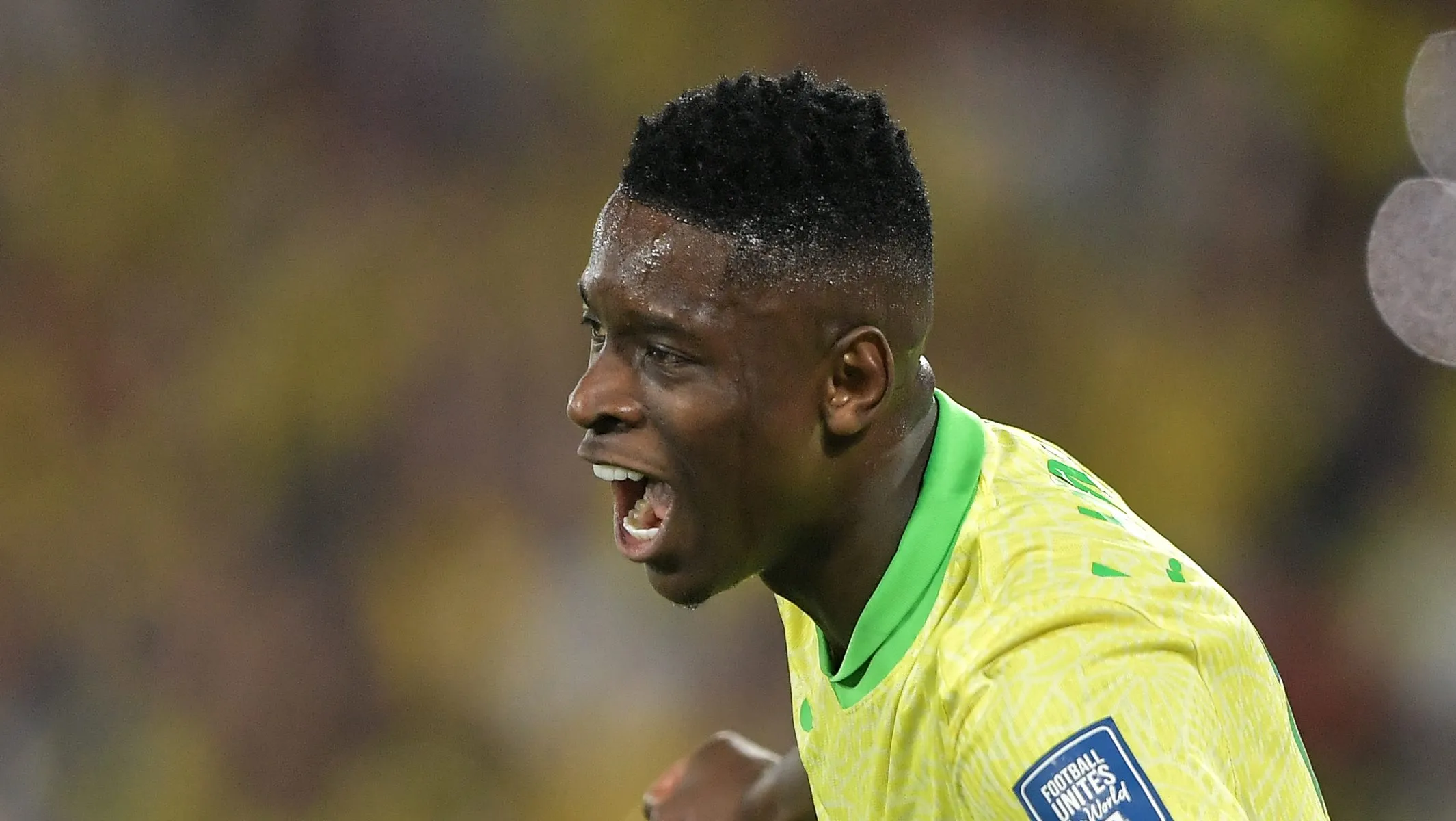 Foto: Thiago Ribeiro/AGIF – Atacante da Seleção Brasileira comemorando gol no Maracanã.