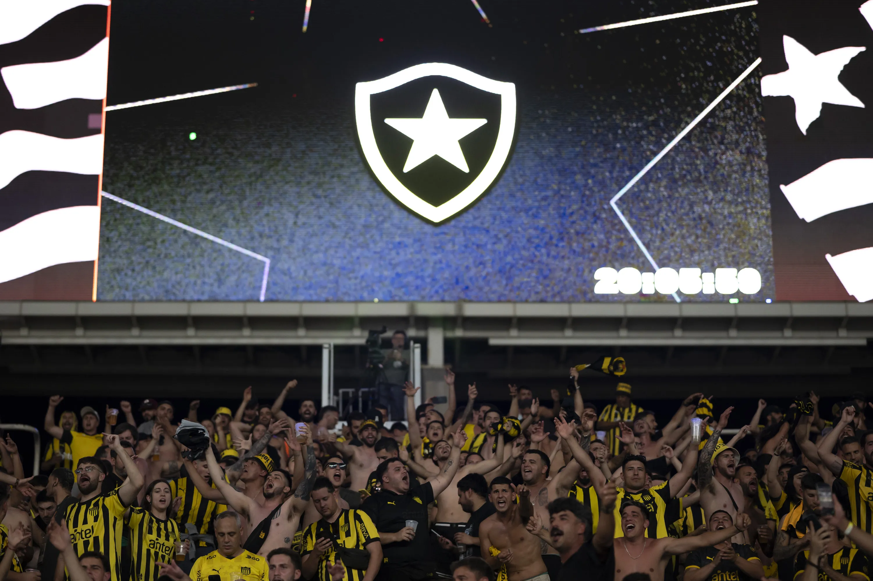 Torcida do Penarol antes da partida contra Botafogo no estadio Engenhao pelo campeonato Copa Libertadores 2024. Foto: Jorge Rodrigues/AGIF