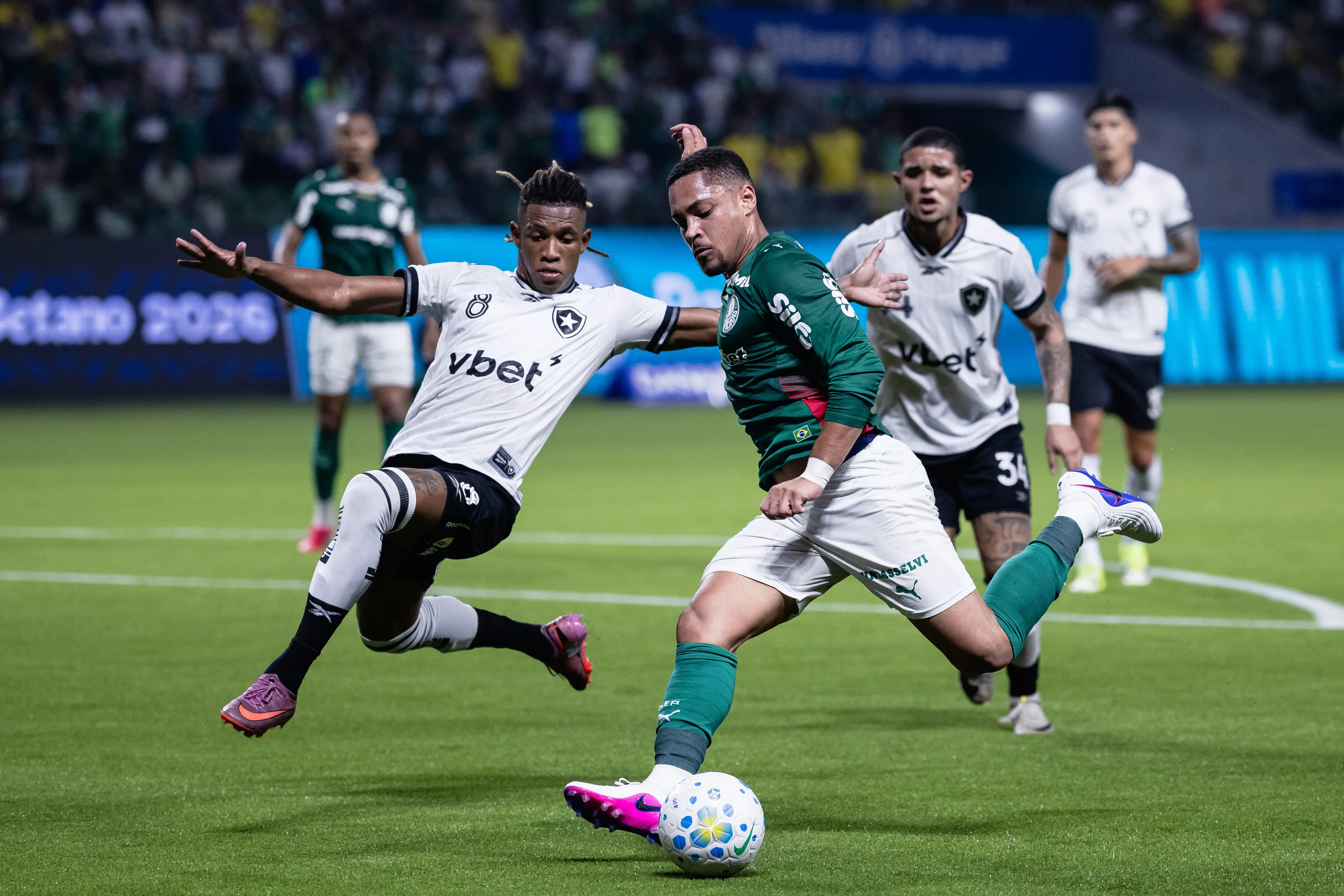 Danilo em jogo diante do Palmeiras. Foto: Ettore Chiereguini/AGIF