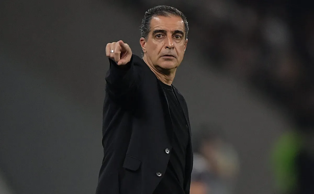 Ex-Botafogo, Renato Paiva faz estágio com treinador espanhol Cesc Fàbregas no Como, na Itália