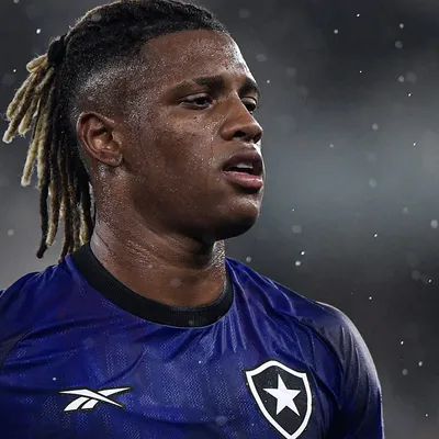 Danilo teme que crise do Botafogo influencie vaga na Copa