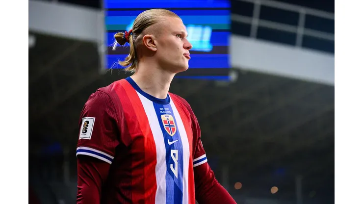 Erling Haaland, da Noruega, durante a partida das Eliminatorias Europeias para a Copa do Mundo da FIFA 2026 entre Israel e Noruega no Nagyerdei Stadion Contributor: SFSI