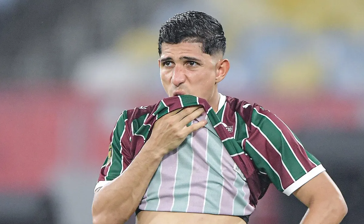 Savarino é ausência no treinamento do Fluminense e se torna dúvida para confronto contra o Corinthians