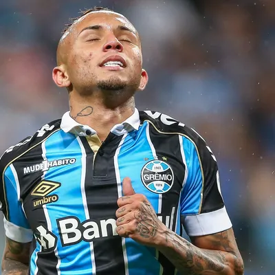 Cebolinha tem ofertas para jogar no exterior e quer manter o mesmo salário