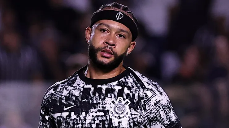 Memphis Depay jogador do Corinthians durante aquecimento antes da partida contra o Bahia no estadio Vila Belmiro pelo campeonato Brasileiro A 2026.