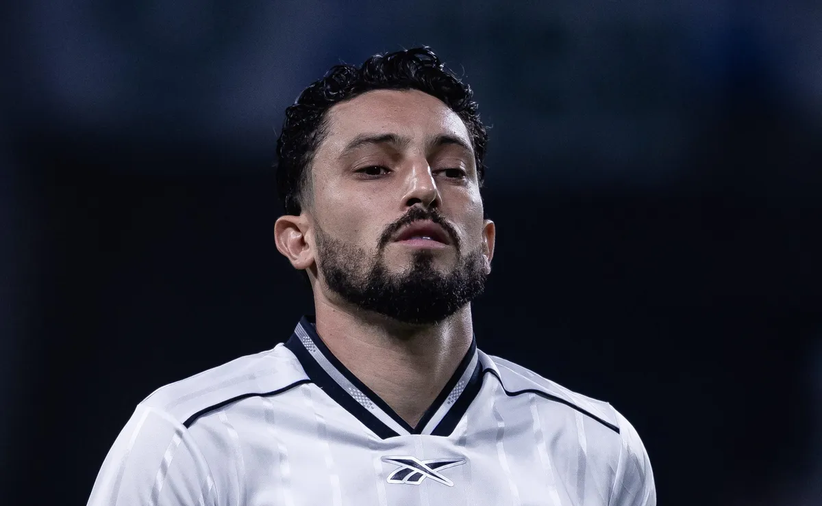 Alex Telles vira ainda mais líder nos bastidores e blinda elenco do Botafogo