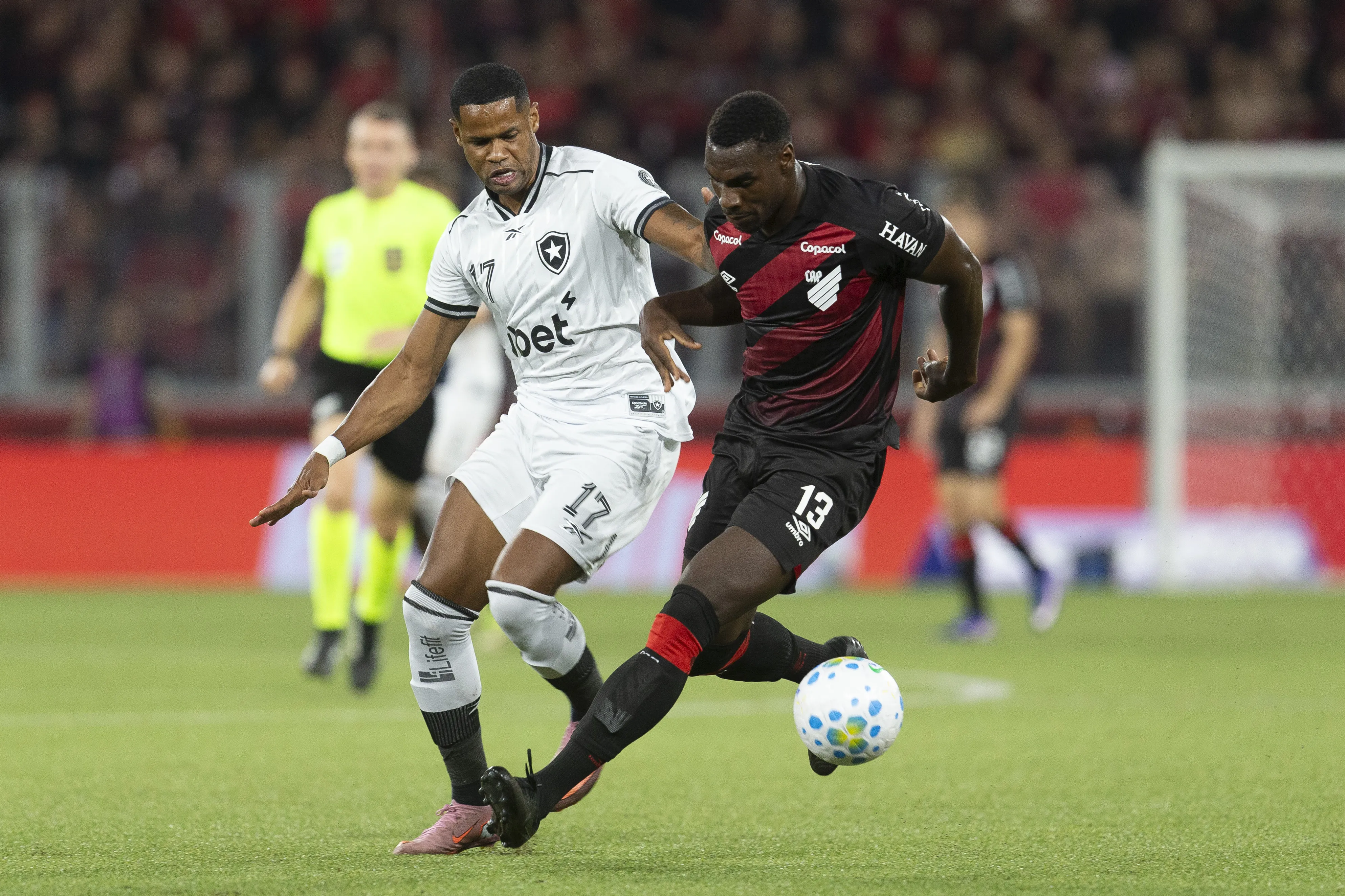 Botafogo foi goleado pelo Athletico-PR na última partida. Foto: Hedeson Alves/AGIF