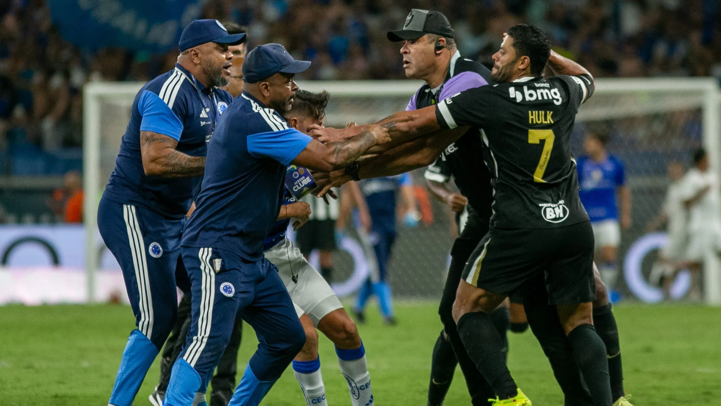 Hulk em ação na treta total que tomou o Mineirão Foto: Fernando Moreno/AGIF