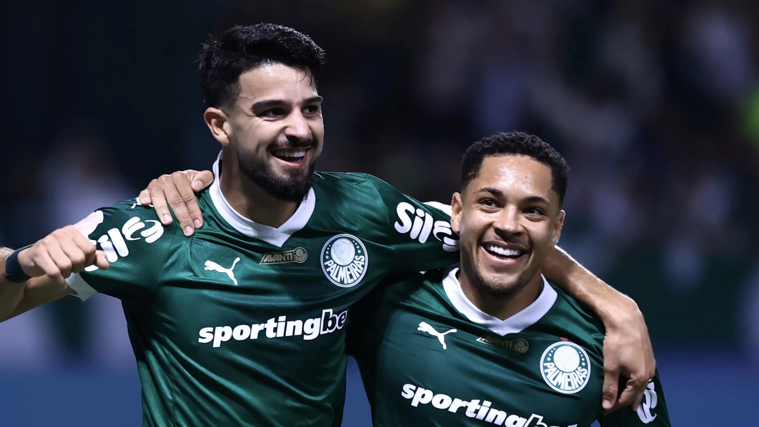 Vitor Roque e Flaco no Palmeiras. Foto: Marcello Zambrana/AGIF