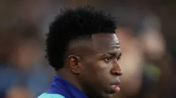 Vini Jr. em campo com a camisa da amarelinha.