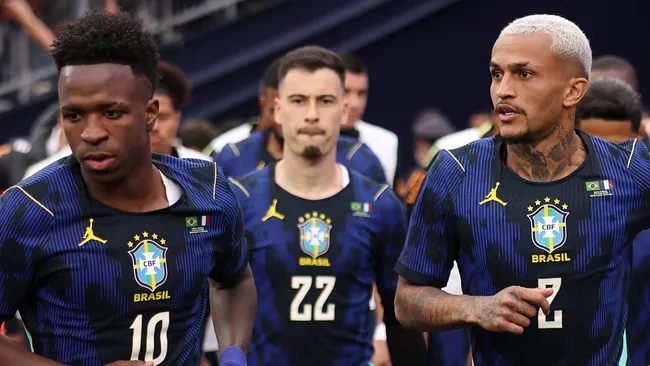 Foto: Maddie Meyer/Getty Images – Vinícius ao lado de Wesley e Martinelli durante amistoso contra a França.