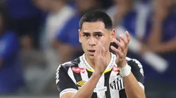 Caballero em campo com a camisa do Santos