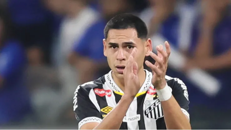 Caballero em campo com a camisa do Santos