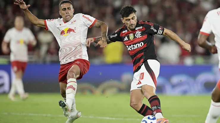 Arrascaeta em ação pelo Flamengo contra o RB Bragantino - Foto: Alexandre Loureiro/AGIF