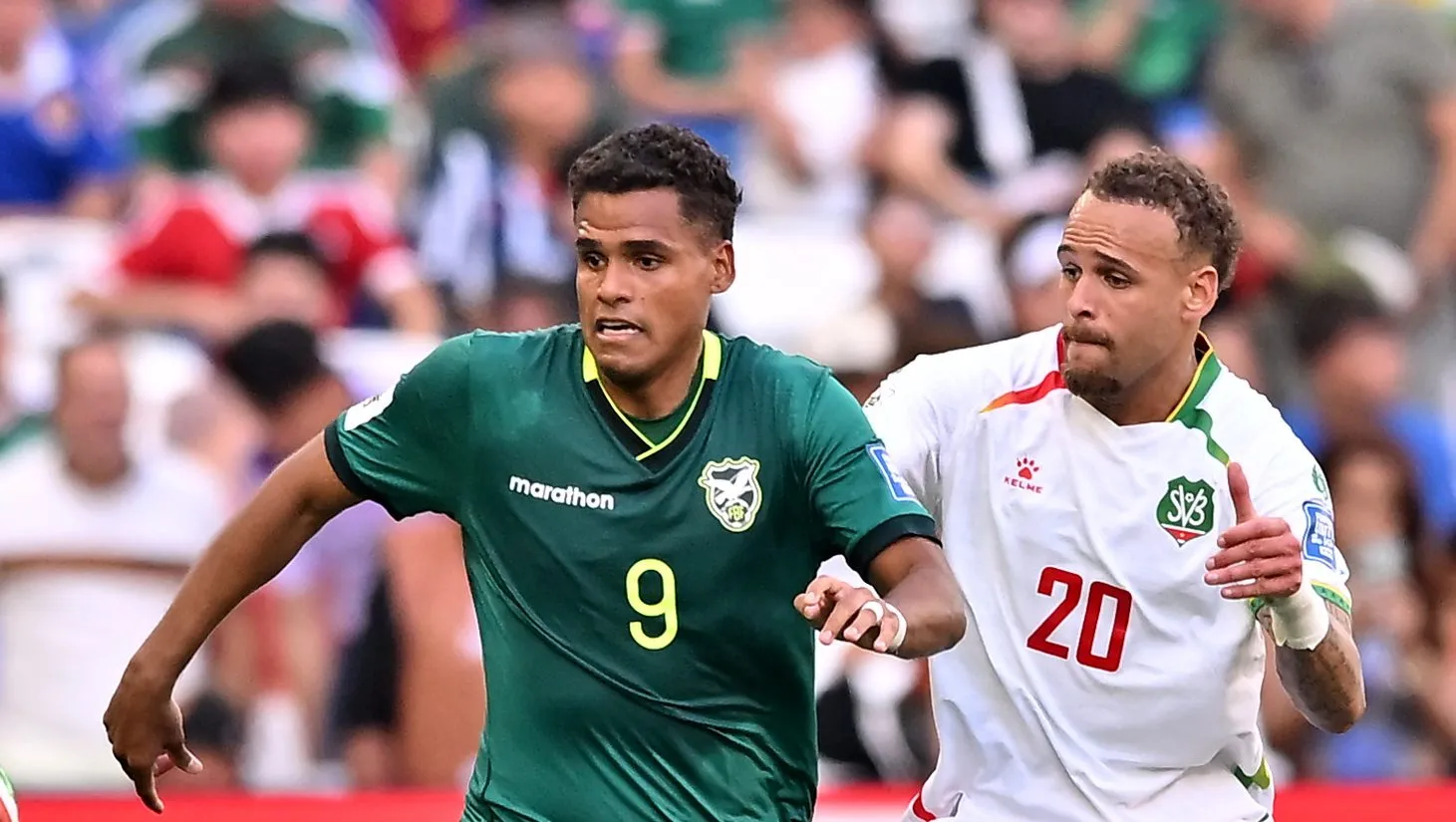 Foto: Azael Rodriguez/Getty Images – Enzo Monteiro, que pertence ao Santos, em campo com a camisa 9 da Bolívia.